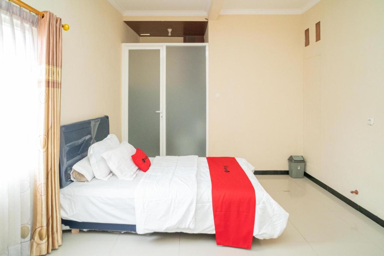 Reddoorz At Villa Akbar 3 Batu  Exterior foto